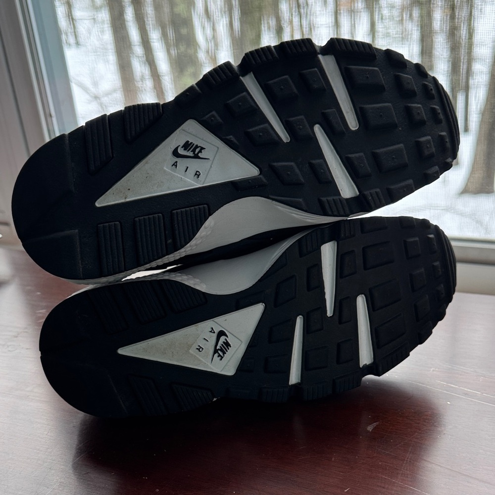 Women’s Nike Air Huaraches - Picture 5 of 8